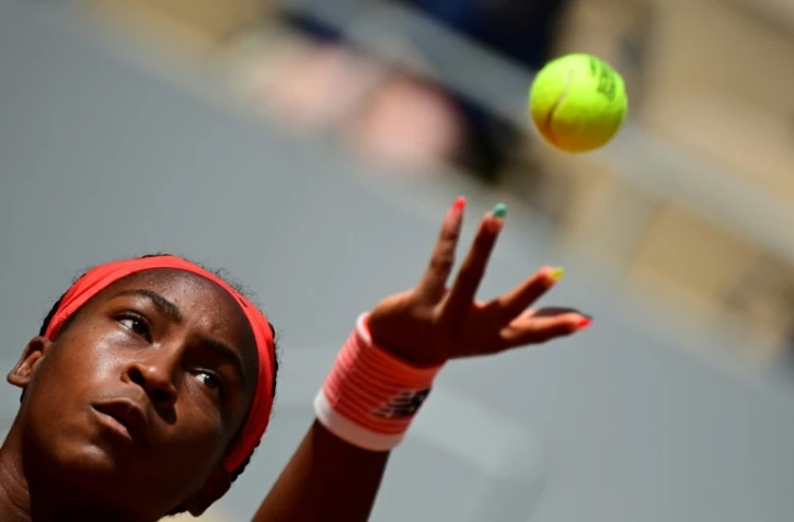 L'Américaine Coco Gauff sert face à la Tunisienne Ons Jabeur, lors de leur 8e de finale, le 7 juin 2021 au tournoi de Roland-Garros