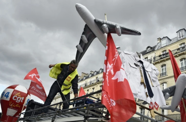 Un employé d'Air France participe à une manifestation nationale anti-austérité à l'appel de plusieurs syndicats, le 8 octobre 2015 à Paris