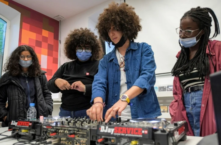 Yasmina Gaida, alias Fouchika Junior (C), initie aux bases du mixage de futures DJ le 25 novembre 2021 à l'Institut français à Tunis