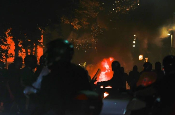 Des feux dans une rue de Nanterre en marge d'affrontements à Nanterre, le 28 juin 2023, au lendemain de la mort de  Nahel, 17 ans, tué par un policier après un refus d'obtempérer
