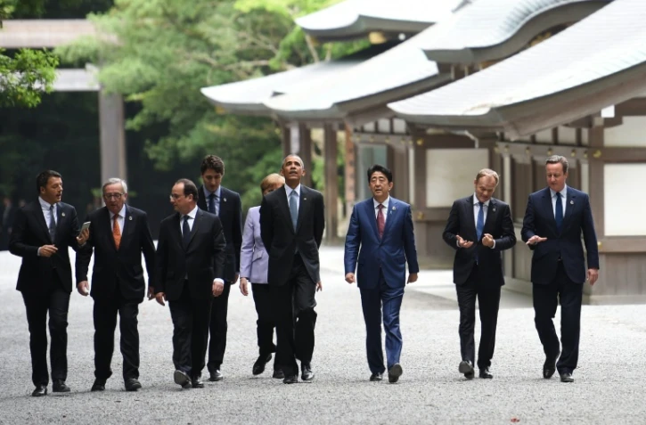 (de gauche à droite) le Premier ministre italien Matteo Renzi, le président de la Commission européenne Jean-Claude Juncker, le président français François Hollande, le Premier ministre canadien, Justin Trudeau, la chancelière allemande Angela Merkel, le président américain Barack Obama, le Premier ministre japonais Shinzo Abe, le président du Conseil européen Donald Tusk et le Premier ministre britannique David Cameron, le 26 mai à Ise-Shima    