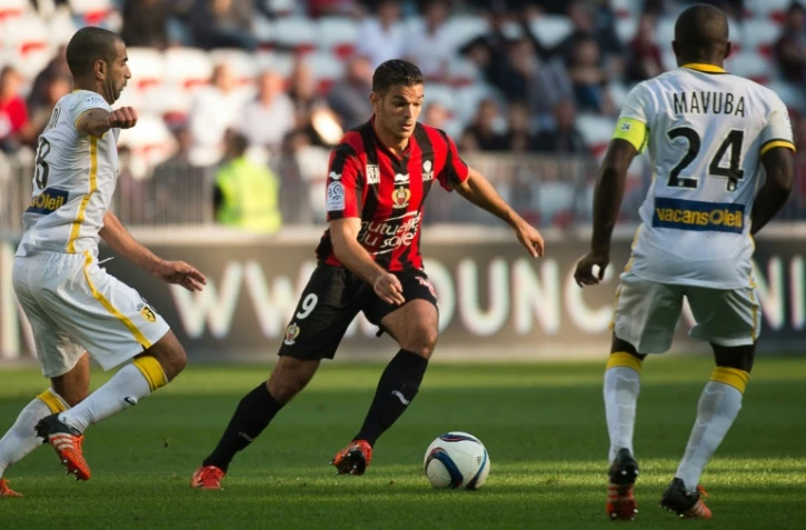Le Niçois Hatem Ben Arfa (c) face à Lille, le 1er novembre 2015 à l'Allianz Riviera