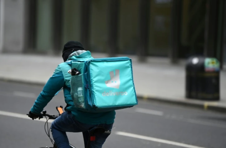 Un livreur Deliveroo à vélo, le 26 mars 2021 à Londres