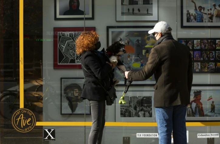 Des oeuvres d'artistes locaux exposés dans une vitrine à louer, le 28 novembre 2020 à New York