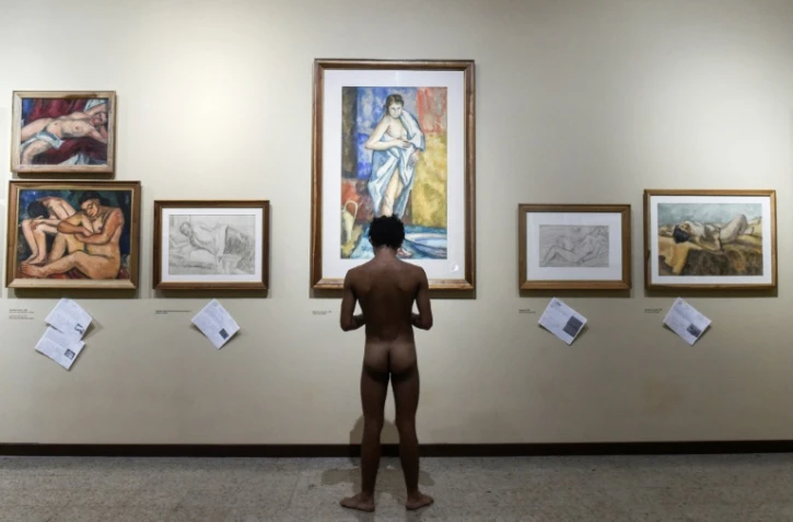 Un visiteur de la maison-musée du peintre colombien Pedro Nel Gomez, à Medellin, lors d'une journée portes ouvertes réservée aux nudistes, le 27 octobre 2018.