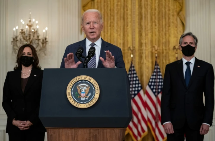 Joe Biden lors d'un discours à la Maison Blanche le 20 août 2021, avec à gauche sa vice-présidente Kamala Harris et à droite le chef de la diplomatie américaine Antony Blinken