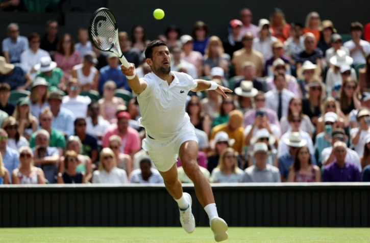 Le Serbe Novak Djokovic à la volée contre le Polonais Hubert Hurkacz en huitième de finale de Wimbledon le 10 juillet 2023 à Paris