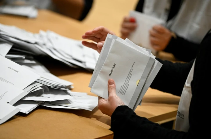 Comptage des bulletins de vote dans un bureau de vote au centre sportif Hasthagens Sport Center à Malmo, le 11 septembre 2022
