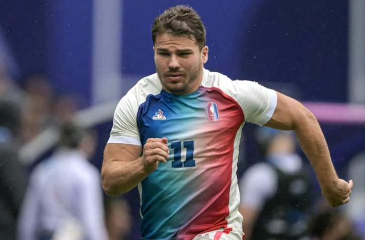 Le demi de mêlée Antoine Dupont avec l'équipe de Frande de rugby à VII, face à l'Afrique du Sud, lors des Jeux olympiques, le 27 juillet 2024 au Stade de France