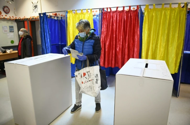 Des électeurs dans un bureau de vote le 6 décembre 2020 à Bucarest, pour un scrutin législatif
