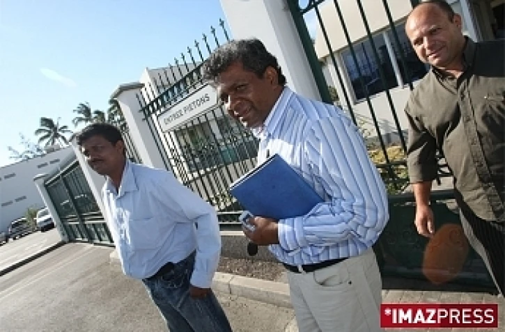 Jean-Hugues Ratenon et des membres d'Agir pou nout tout