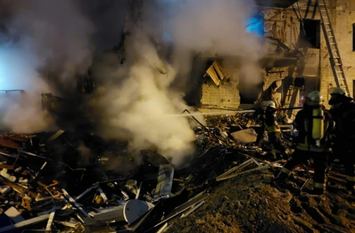 Un immeuble résidentiel en flammes dans la banlieue de Kiev, le 25 février 2022