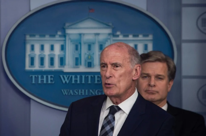Dan Coats, le directeur des services de renseignement américains s'exprime à une conférence de presse à la Maison Blanche, le chef du FBI Christopher Wray à ses côtés, le 2 août 2018  