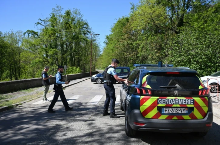 Des gendarmes bloquent l'accès à une route à La Grand-Combe, dans le Gard, le 25 avril 2025, après qu'un fidèle musulman a été tué dans la mosquée de la ville