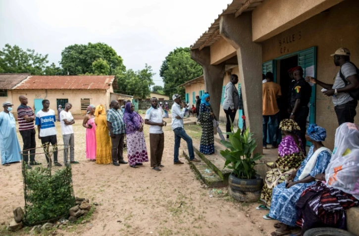 Des électeurs font la queue devant un bureau de vote de Ziguinchor, dans le sud du Sénégal, le 31 juillet 2022