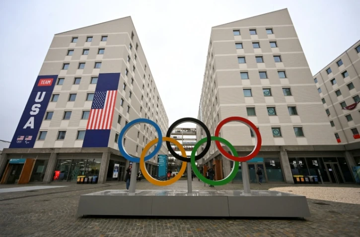 Les anneaux et le village olympiques avant les Jeux olympiques d'hiver de Milan-Cortina 2026, le 3 février 2026 à Milan, en Italie