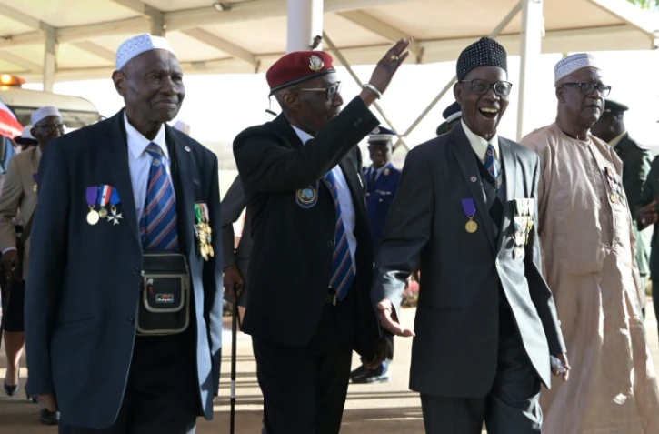Les anciens combattants Gorgui Mbodji (g), Yero Dia (2e g) et Oumar Dieme (2e d) à leur arrivée à l'aéroport international Blaise Diagne  au Sénégal, le 28 avril 2023