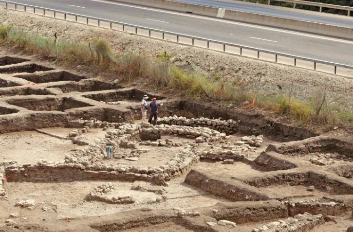 Des archéologues israéliens sur le site archéologique d'En Esur, le 6 octobre 2019 dans le centre d'Israël, où a été découverte une ville datant de l'âge de Bronze