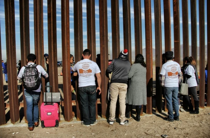 Des familles à la frontière américano-mexicaine le 10 décembre 2017