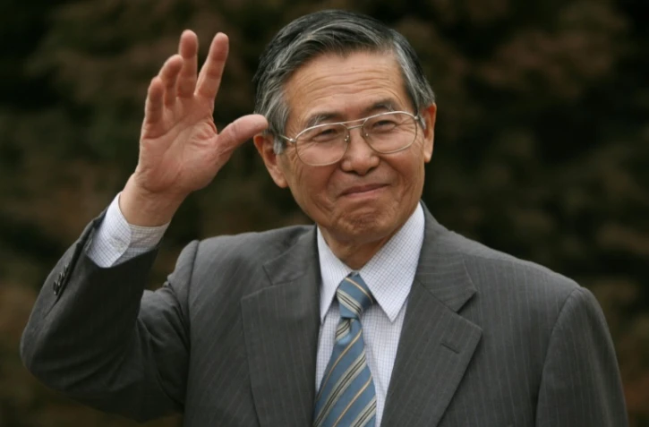 L'ancien président péruvien Alberto Fujimori salue les journalistes à son domicile de Santiago, le 19 mai 2006