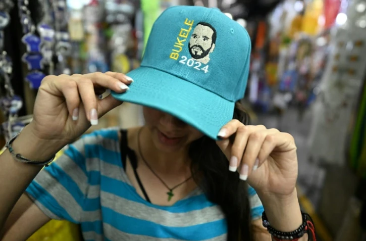 Une casquette à l'effigie de la campagne présidentielle de Nayib Bukele, sur un marché de San Salvador, le 30 janvier 2024