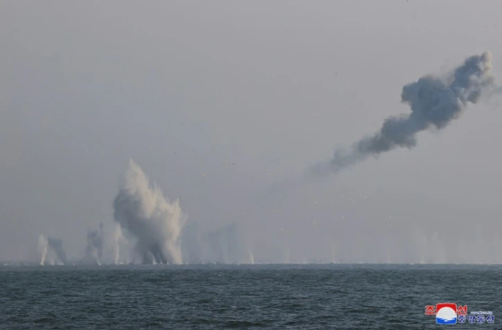 Une photographie diffusée le 20 mars 2025 par l'agence officielle nord-coréenne KCNA montre ce qui est présenté comme un essai de nouveaux missiles anti-aériens, à une date et en un lieu non précisés