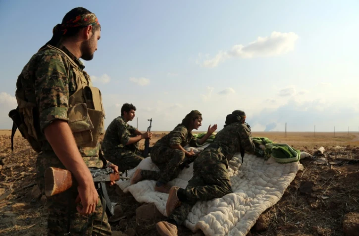 Des combattants des Forces démocratiques syriennes (FDS) près de la ville de Al-Hol, dans la province de Hasakeh, le 7 novembre 2015