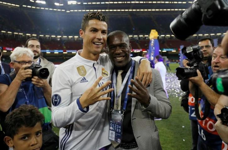 L'attaquant du Real Madrid Cristiano Ronaldo pose avec l'ancien milieu de terrain du Real et de Milan Clarence Seedorf, lui aussi vainqueur de 4 Ligue des champions dans sa carrière, à l'issue de la finale contre la Juventus, le 4 juin 2017 à Cardiff