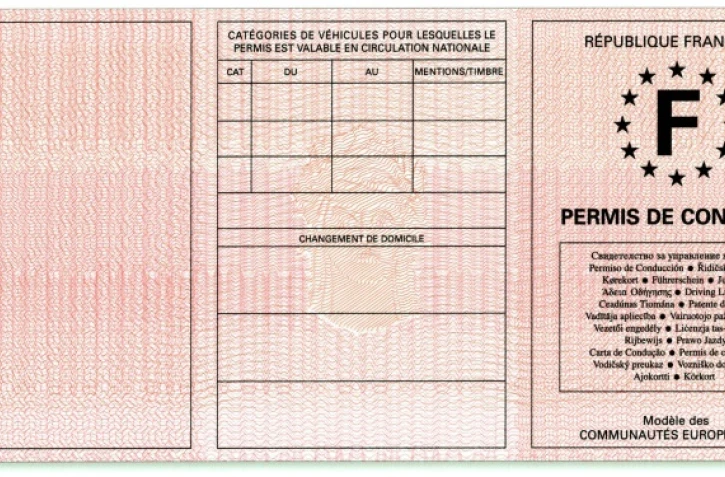 Ce document délivré le 17 décembre 2013 à Paris, par l'Agence nationale des Titres écurisés (ANTS) présente le permis transitoire, en trois volets, qui sera mis en circulation le 19 janvier 2013.
