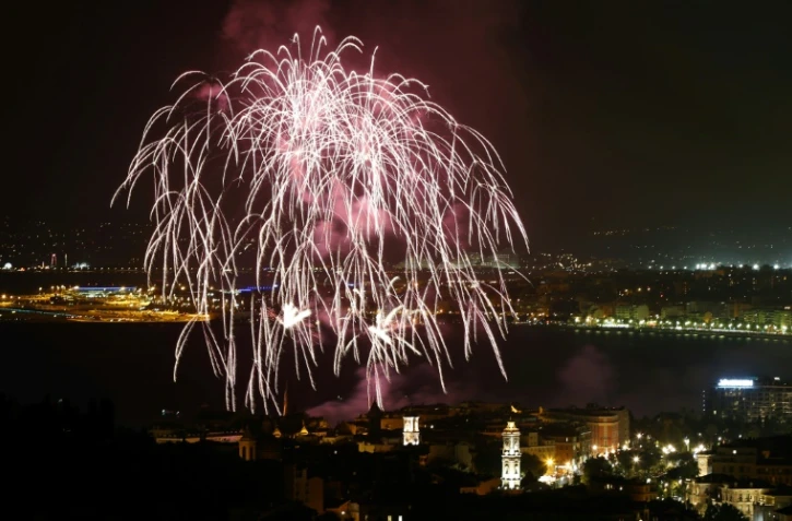 Feu d'artifice au dessus de la baie des Anges à Nice, le 14 juillet 2014