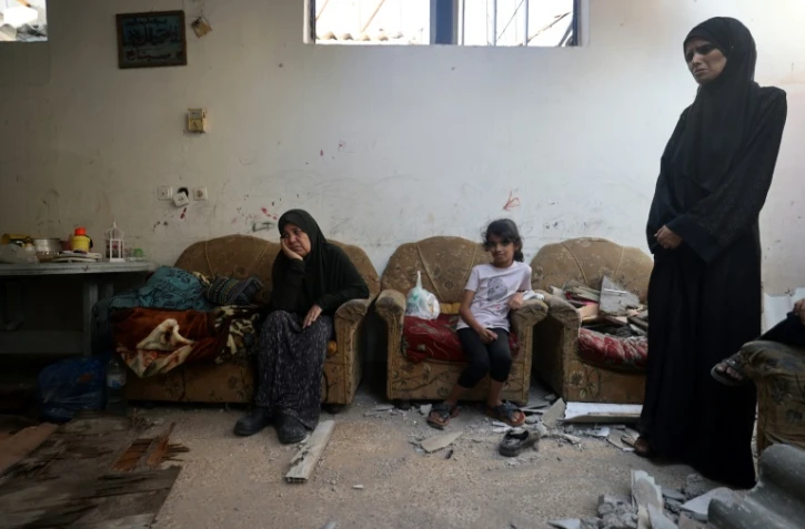 Une famille palestinienne dans sa maison bombardée au camp de Nousseirat, dans le centre de la bande de Gaza, le 27 septembre 2025