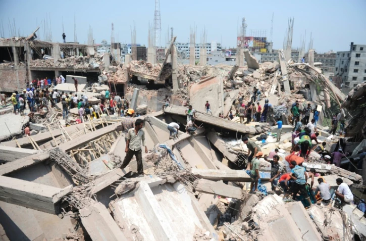 Opération de secours après l'effondrement du bâtiment de l'usine textile Rana Plaza, le 24 avril 2013 à Savar, à la périphérie de Dacca, au Bangladesh