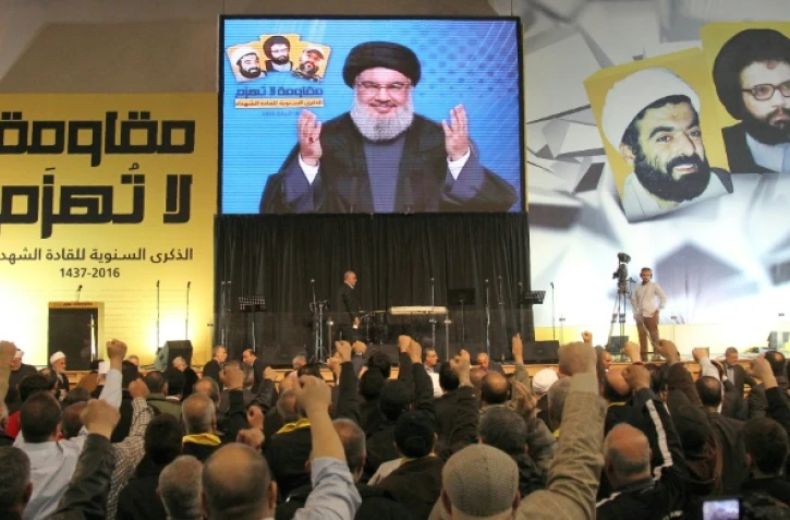 Le leader du Hezbollah libanais Hassan Nasrallah, sur un écran géant, s'adresse à la foule dans le sud de Beyrouth, le 16 février 2016