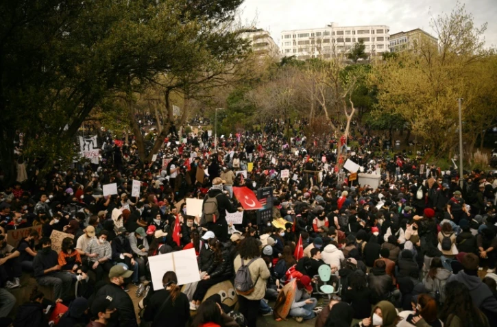 Manifestation d'étudiants en soutien au maire d'Istanbul, le 25 mars 2025 à Istanbul, en Turquie