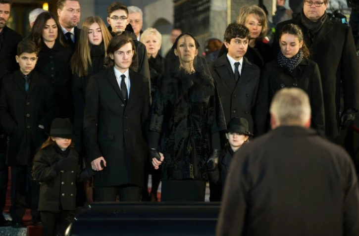 Céline Dion et ses fils René-Charle,  Eddy Nelson, derrière le cercueil de leur mari et père René Angélil lors de ses obsèques le 22 janvier 2016 à la basilique de Montréal