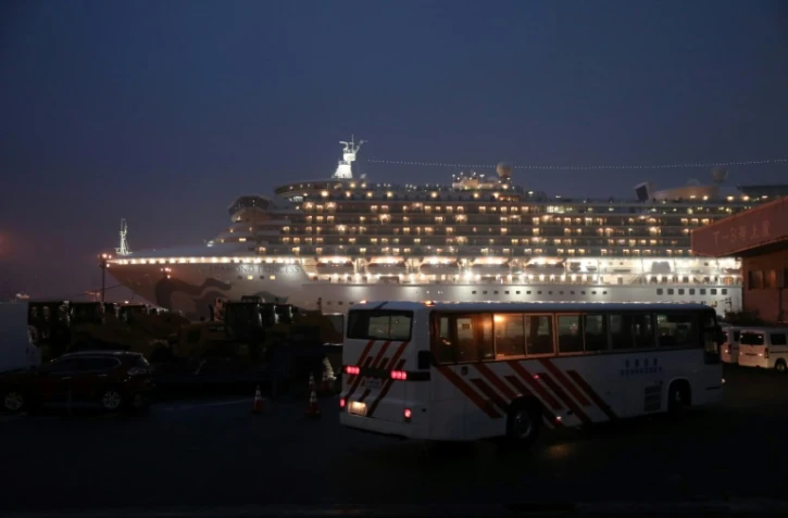 Un autobus arrive devant le paquebot Diamond Princess en quarantaine au Japon, le 16 février 2020