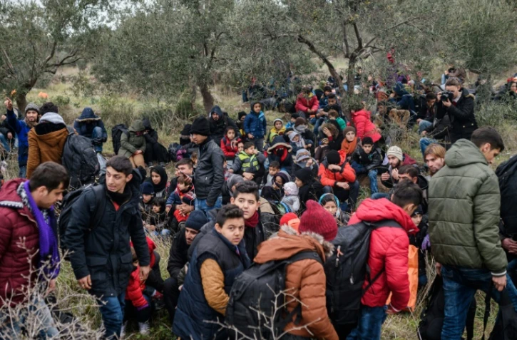 Des migrants le 29 janvier 2016 à Canakkale en Turquie espèrent atteindre l'île grecque de Lesbos
