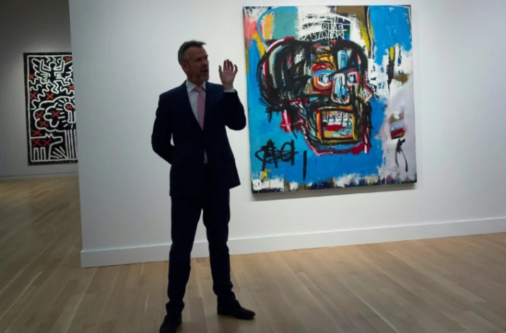 Un employé de Sotheby's devant "Untitled," créé en 1982 par Jean-Michel Basquiat, à New York le                       5 mai 2017