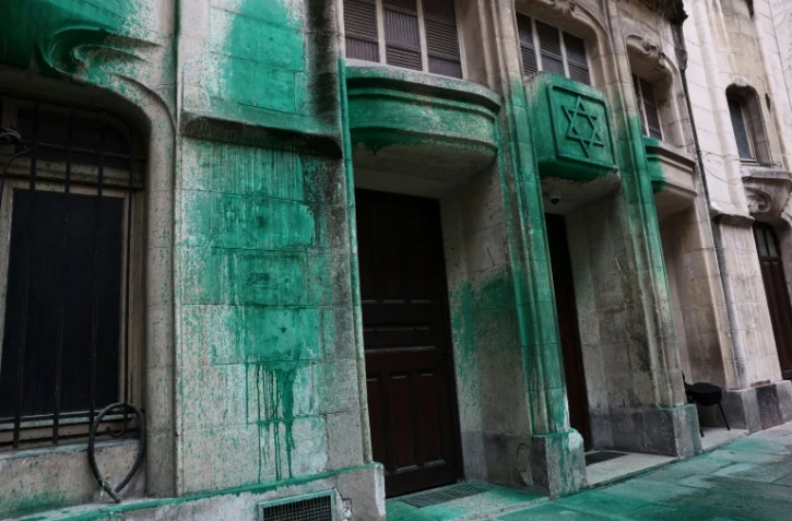 La peinture verte sur les murs de la synagogue Agoudas Hakehilos à Paris le 31 mai 2025