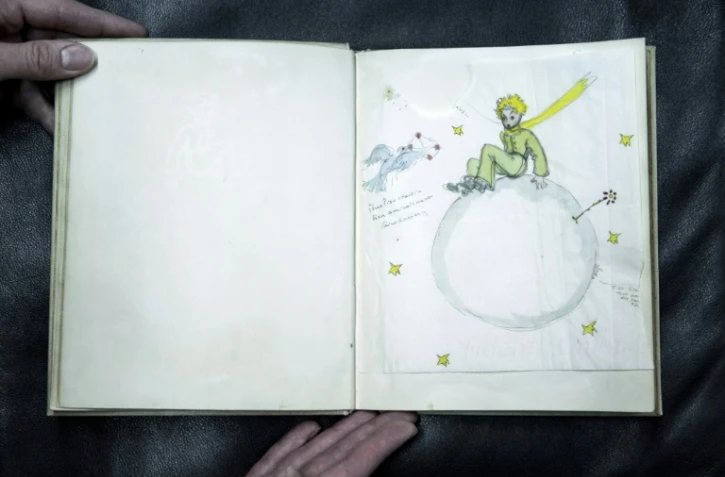 Un dessin d'un exemplaire original du Petit Prince signé par Antoine de Saint-Exupéry photographié à la maison de ventes aux enchères Cazo à Paris le 2 décembre 2016