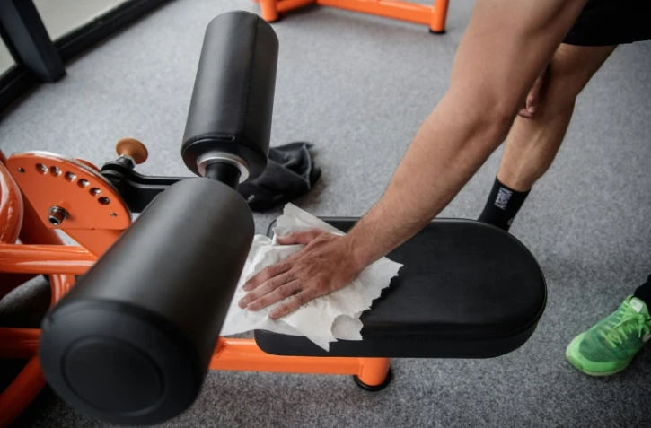 Désinfection d'une machine d'entrainement physique dans une salle de sport à Caen le 4 juin 2020 