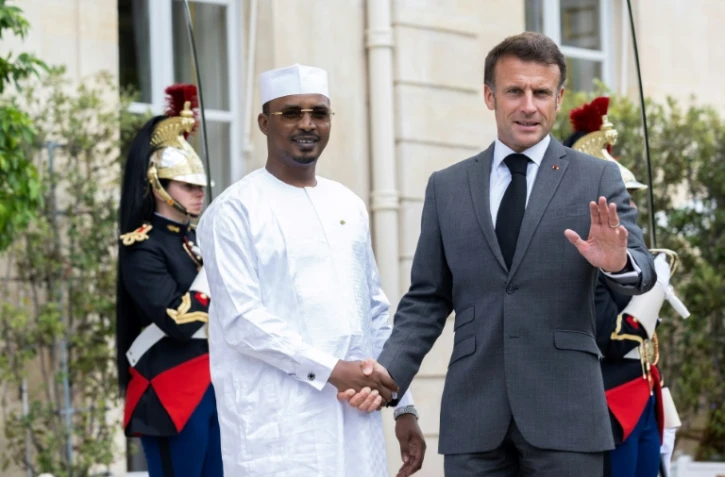 Le président français Emmanuel Macron (d) serre la main du président tchadien de transition Mahamat Idriss Deby sur le perron de l'Elysée à Paris, le 21 juin 2023