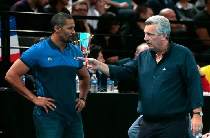 Claude Onesta et Didier Dinart, son adjoint, lors du match de l'équipe de France contre le Danemark à Paris, le 10 janvier 2016