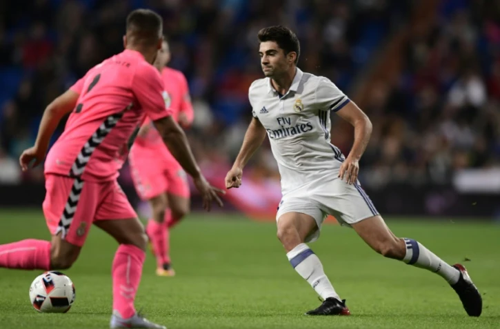 Le milieu du Real Madrid Enzo Zidane Fernandez (d) à la lutte avec le défenseur de Cultural Leonesa Angel Bastos en Coupe du Roi à Santiago Bernabeu, le 30 novembre 2016