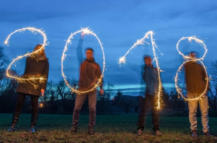 Les célébrations pour l'entrée en 2018 vont débuter en Australie. Photo d'illustration de quatre personnes dessinant 2018 à Sieversdorf, en Allemagne, le 27 décembre 2017