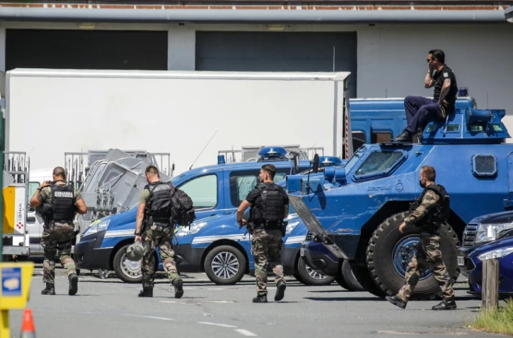 Des gendarmes participant aux recherches du forcené Terry Dupin au Lardin-Saint-Lazare, près de Sarlat (Dordogne), le 31 mai 2021