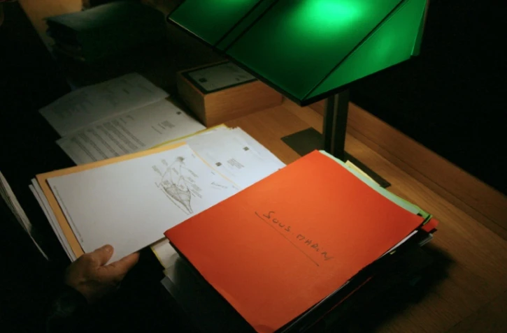 Un magistrat consulte un dossier de l'affaire du chalutier Bugaled Breizh, le 27 novembre 2009 au palais de Justice de Rennes