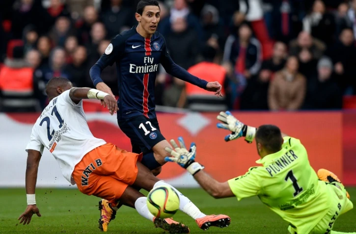 L'attaquant parisien Angel Di Maria bute sur la défense de Montpellier au Parc des Princes, le 65 mars 2016