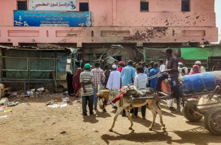 Le bâtiment d'un centre médical criblé de balles dans le sud de Khartoum, pendant des combats entre l'armée et les paramilitaires, le 1er juin 2023 au Soudan