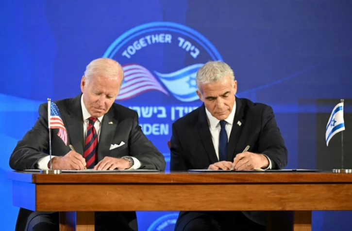 Le président américain Joe Biden (G) et le Premier ministre israélien Yaïr Lapid signent une "Déclaration de Jérusalem" le 14 juillet 2022